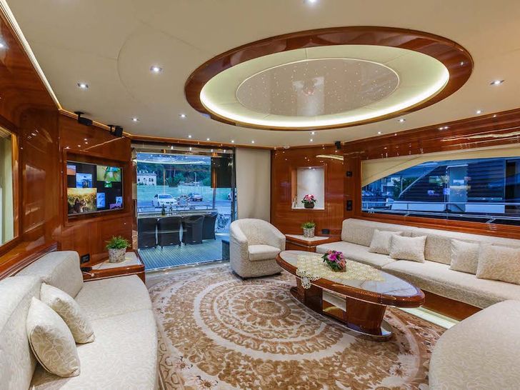 LADY MURA Dominator 29m - saloon LADY MURA Dominator 29m - saloon