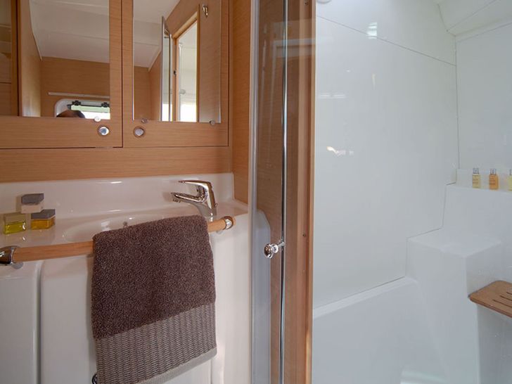 Lagoon 380(2018)- Shower/Toilette Lagoon 380(2018)- Shower/Toilette