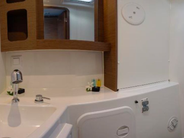 Lagoon 42 - Shower Lagoon 42 - Shower