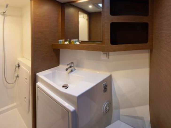Lagoon 42 - Shower Lagoon 42 - Shower
