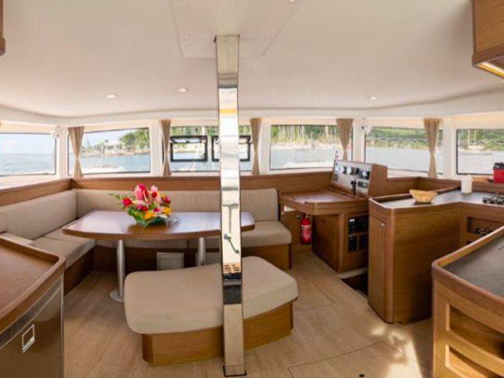 Lagoon 42 - Saloon/galley Lagoon 42 - Saloon/galley