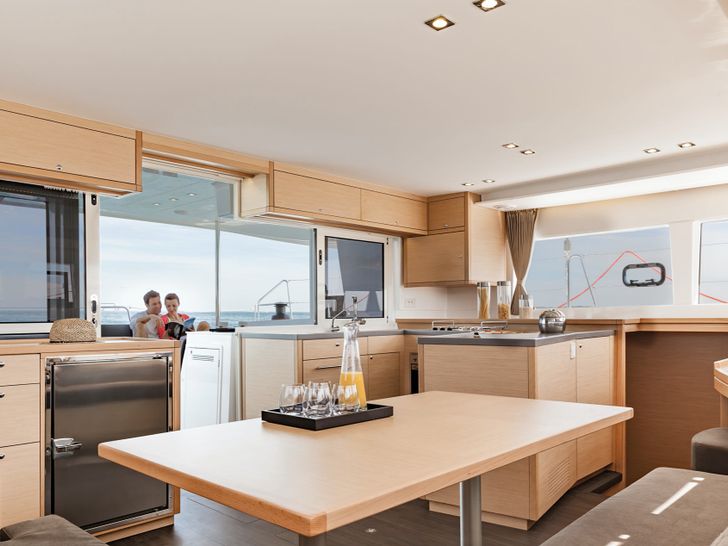 Lagoon 450 F Dining Lagoon 450 F Dining