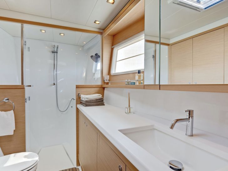 Lagoon 450 F Bathroom Lagoon 450 F Bathroom