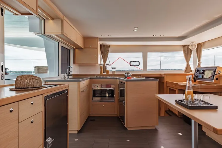 Charter Yacht Lagoon 450 F Luxe - 4 + 1 Cabins - Bahamas