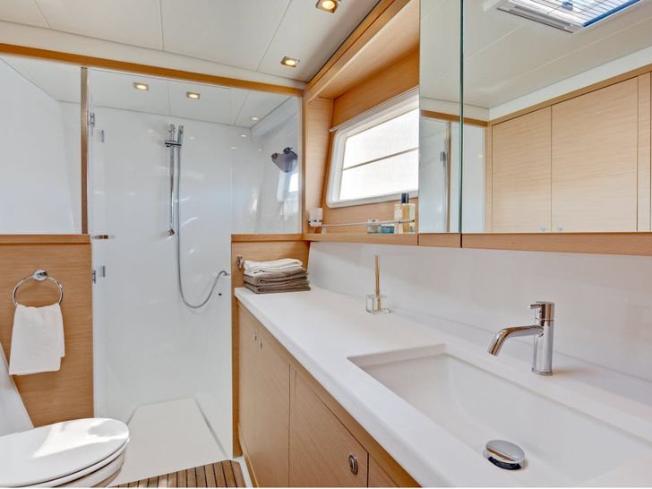 Lagoon 450 Sportop - Shower/Toilette