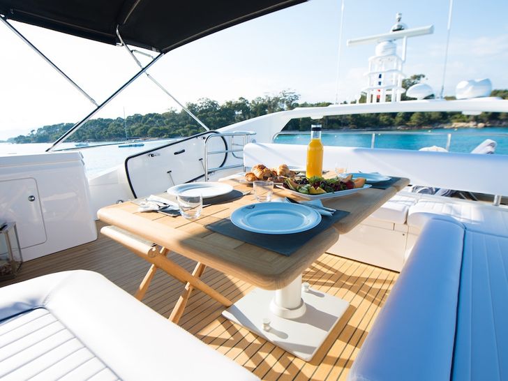 LAZY P - Flybridge LAZY P - Flybridge