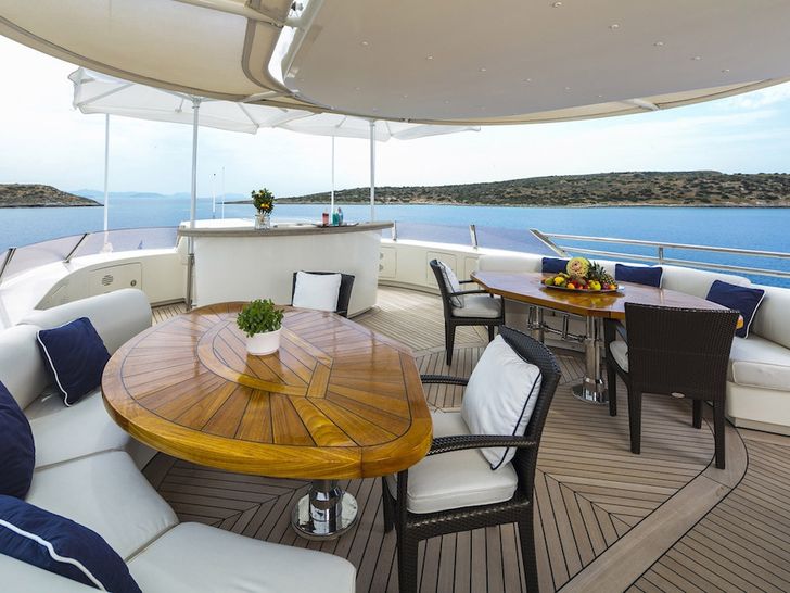 LEDRA Motor Yacht Socialising