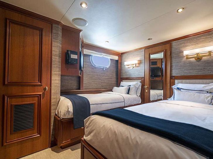 LEGACY Motor Yacht Twin Cabin