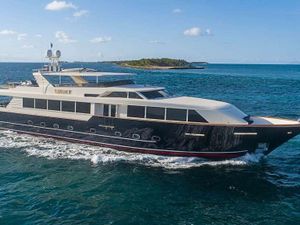 LEGACY - Broward 118 - 4 Cabins - Florida - Nassau - Bahamas LEGACY - Broward 118 - 4 Cabins - Florida - Nassau - Bahamas