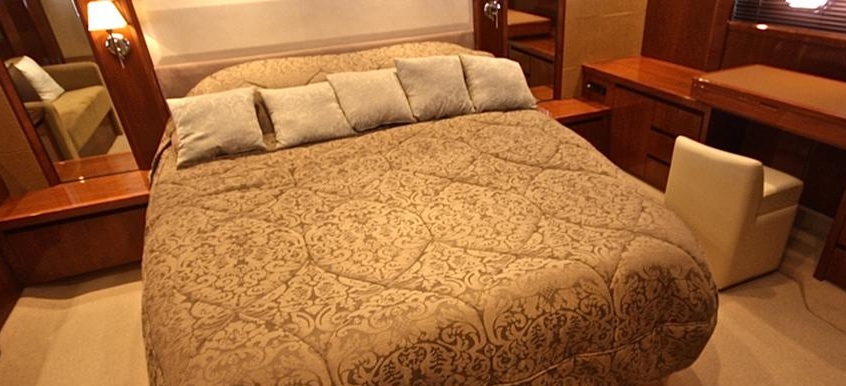 Charter Yacht R&B - Princess V70 - St Tropez - Cogolin - Port Grimaud - St Maxime