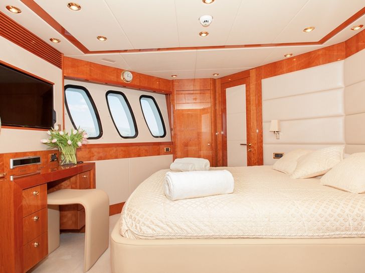 IRA Sunseeker 34m - VIP cabin IRA Sunseeker 34m - VIP cabin