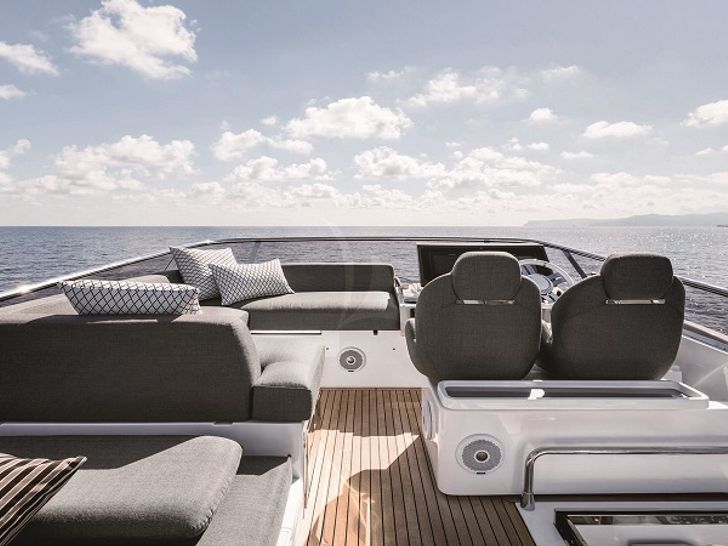 LIMITLESS Azimut S7 flybridge