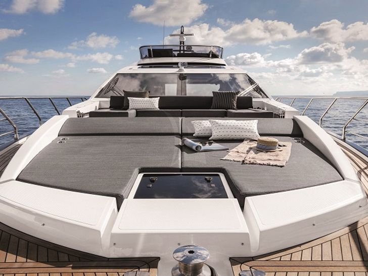 LIMITLESS Azimut S7 foredeck