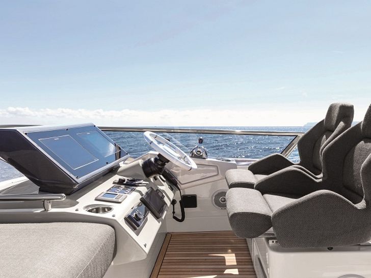 LIMITLESS Azimut S7 flybridge