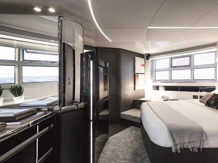 LIMITLESS Azimut S7 master cabin