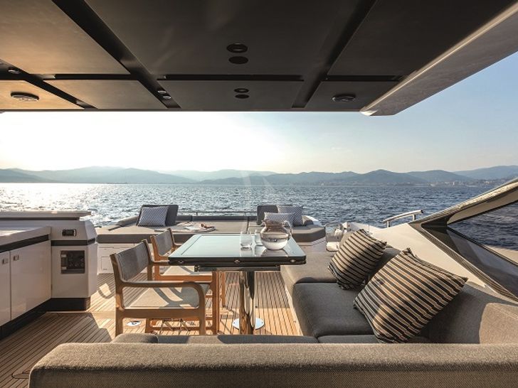 LIMITLESS Azimut S7 aft deck