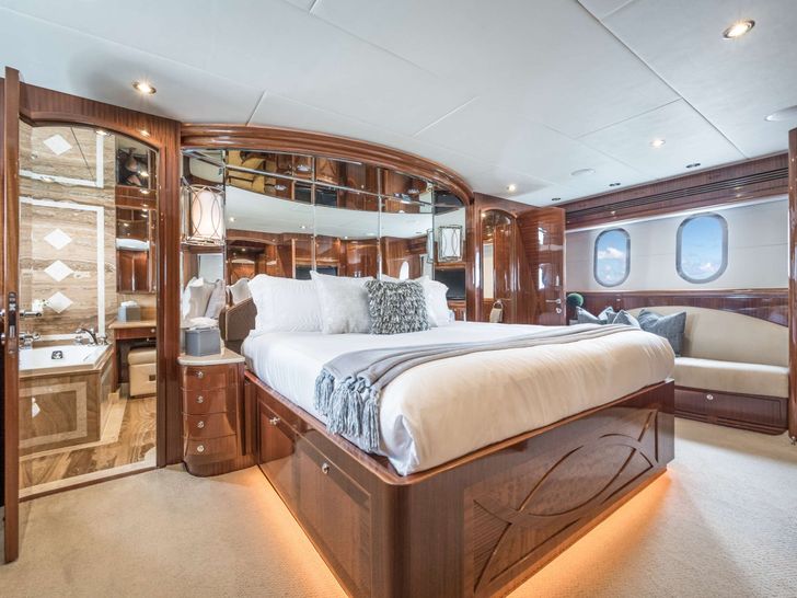 LIMITLESS - Crewed Motor Yacht Master Cabin