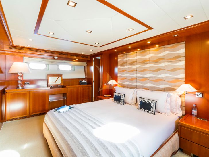 LUISAMAY - Falcon 102 LUISAMAY - Falcon 102