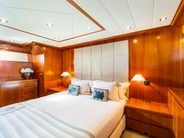 LUISAMAY - Falcon 102 LUISAMAY - Falcon 102