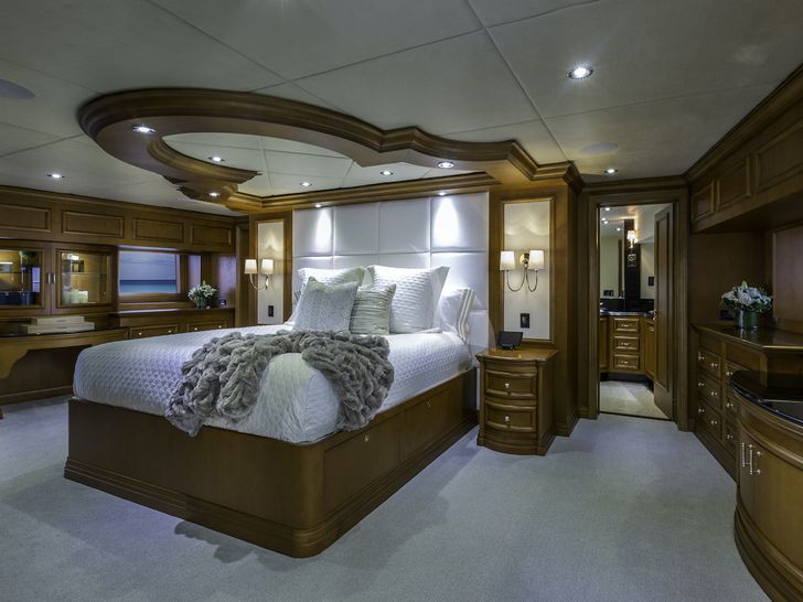 M3 - Intermarine Savannah 147,master cabin bed