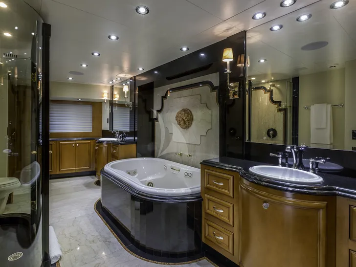 M3 - Intermarine Savannah 147,master cabin bathroom