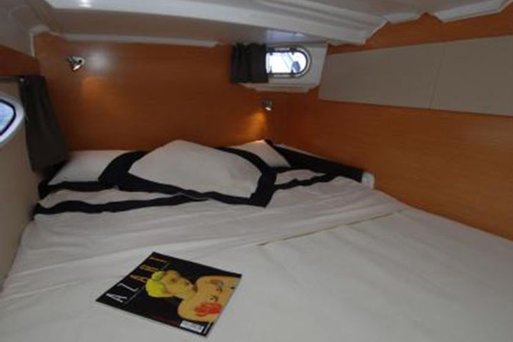 Charter Yacht Mahe 36 Classic - 2-3 Cabins - Tahiti,Bora Bora,South Pacific