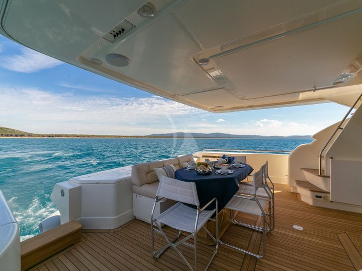 MAITE Ferretti 72 Cockpit MAITE Ferretti 72 Cockpit