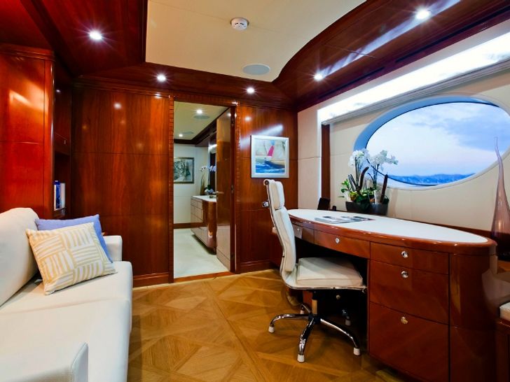 MARINA WONDER Gulf Craft Majesty 125  MARINA WONDER Gulf Craft Majesty 125