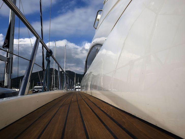 Princess V65 - Side Passage Princess V65 - Side Passage