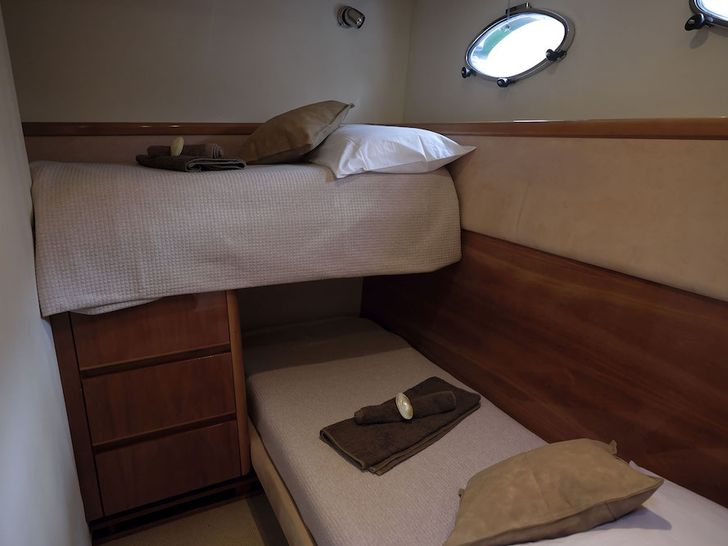 Princess V65 - Twin Cabin