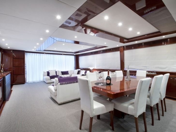 MOLLY MALONE Princess 95 Luxury Motoryacht Dining Table MOLLY MALONE Princess 95 Luxury Motoryacht Dining Table