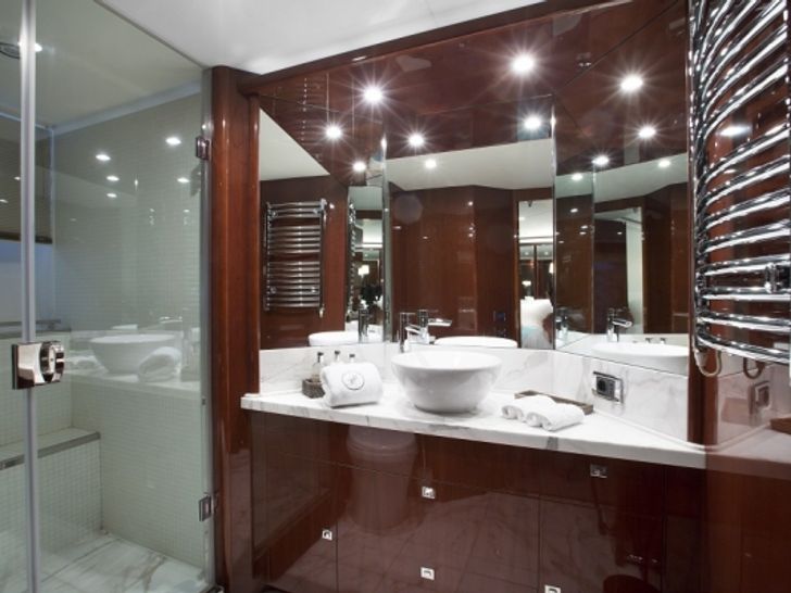 MOLLY MALONE Princess 95 Luxury Motoryacht Bathroom MOLLY MALONE Princess 95 Luxury Motoryacht Bathroom