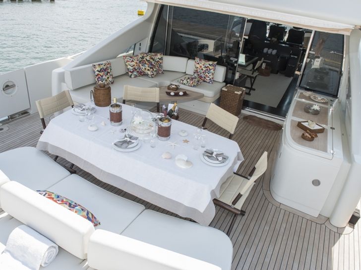 MR LOUIS Azimut 86s Luxury Motoryacht Al Fresco