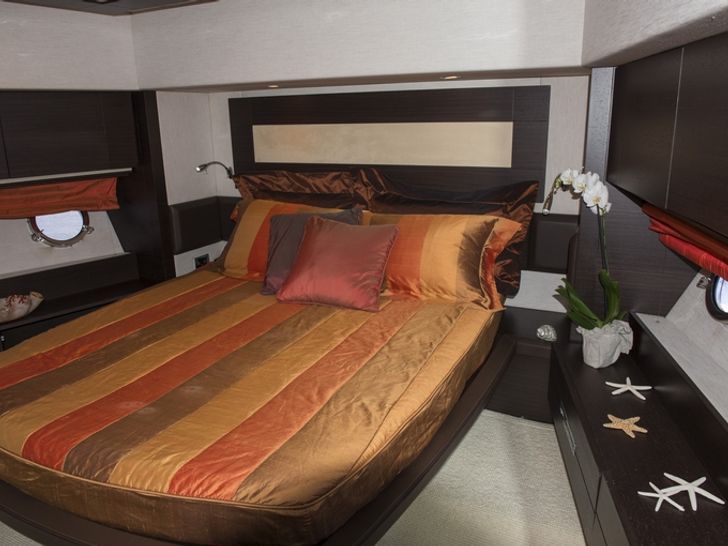 MR LOUIS Azimut 86s Luxury Motoryacht VIP Cabin MR LOUIS Azimut 86s Luxury Motoryacht VIP Cabin