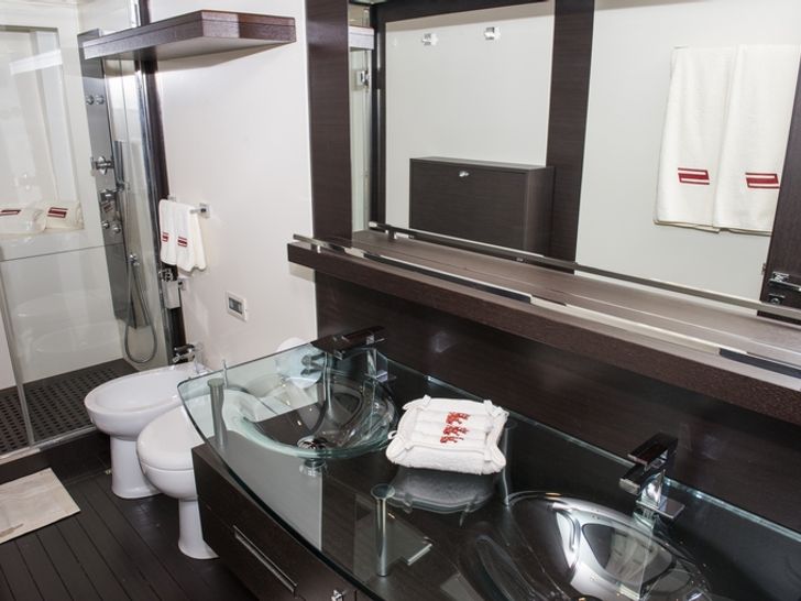 MR LOUIS Azimut 86s Luxury Motoryacht Bathroom