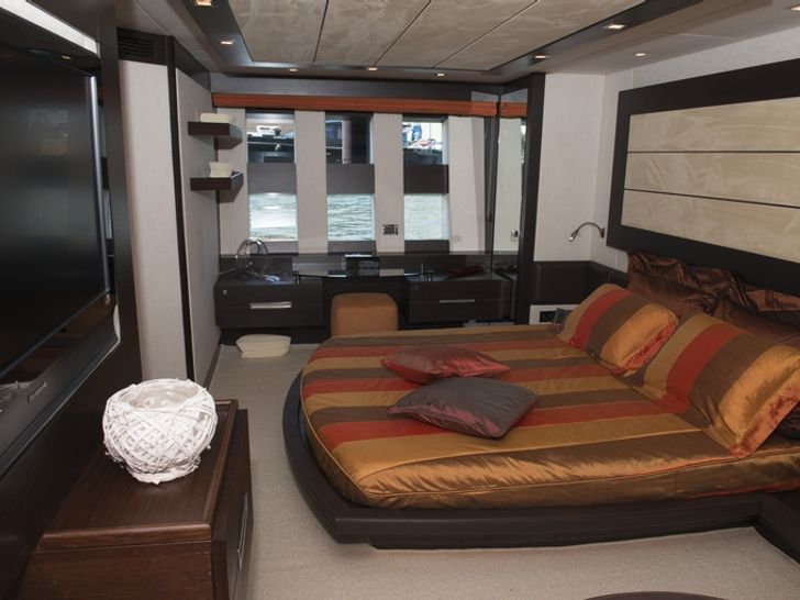 MR LOUIS Azimut 86s Luxury Motoryacht VIP Cabin