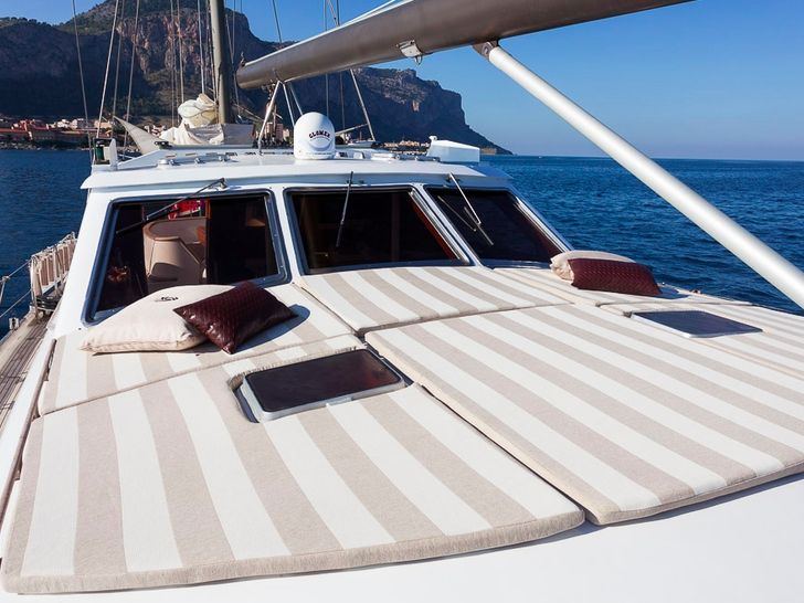 MY LOTTY - Benetti 26 m,bronzing area with sun pads