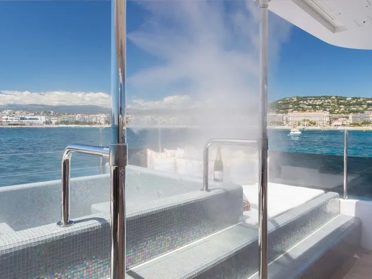 Refreshing mister Refreshing mister