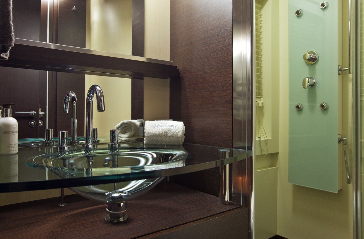 NAMI Azimut 86 Luxury Motoryacht Contemporary Bathroom