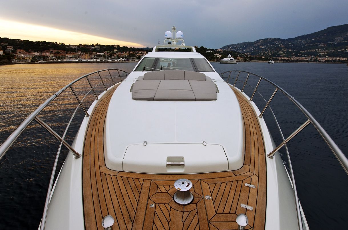 NAMI Azimut 86 Luxury Motoryacht Bow