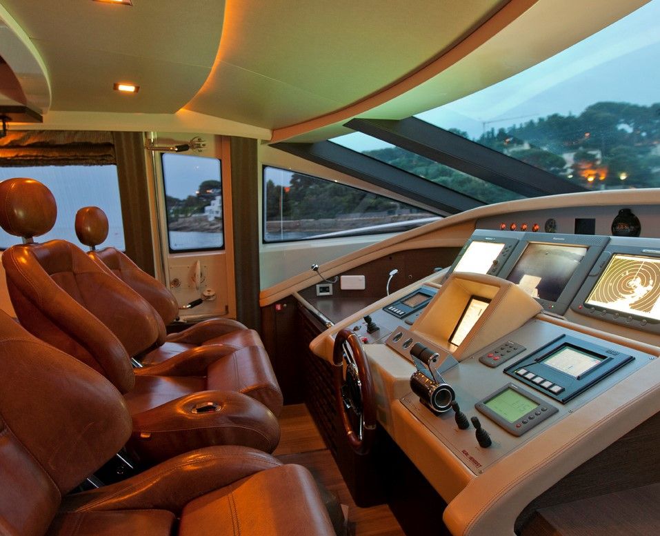 NAMI Azimut 86 Luxury Motoryacht Wheel House