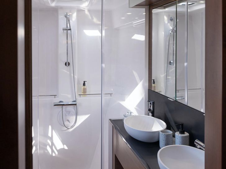 Nautitech 46 Open Bathroom Nautitech 46 Open Bathroom