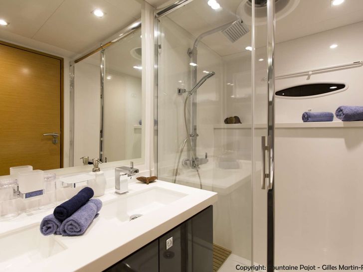 NENNE - Fountaine Pajot Victoria 67,guest cabin bathroom