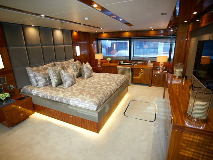 LADY VOLANTIS - Sunseeker 115 Sports Yacht,master cabin