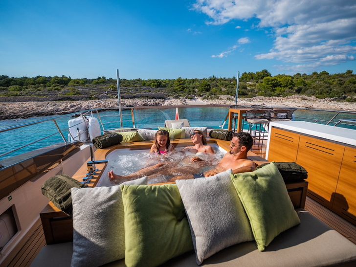 NOOR Sanlorenzo 102 - jacuzzi NOOR Sanlorenzo 102 - jacuzzi