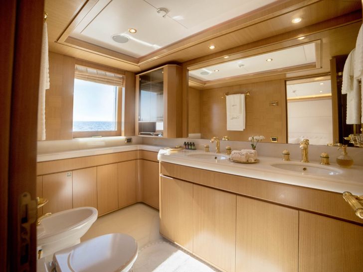 ISA Motor Yacht OASIS Bath ISA Motor Yacht OASIS Bath