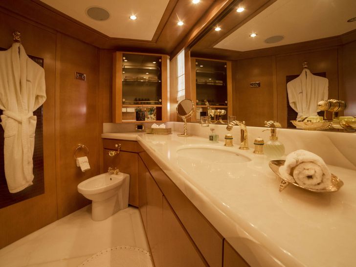 ISA Motor Yacht OASIS Bath ISA Motor Yacht OASIS Bath