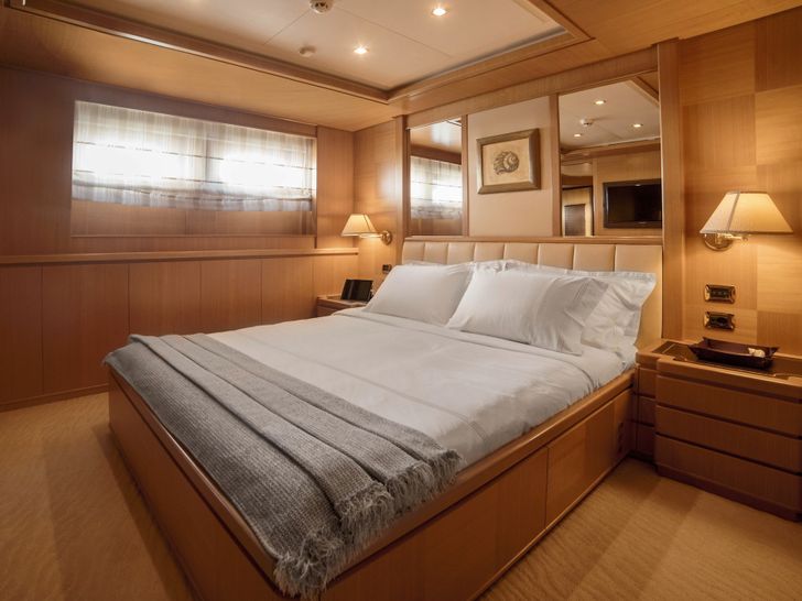 ISA Motor Yacht OASIS Double Cabin ISA Motor Yacht OASIS Double Cabin