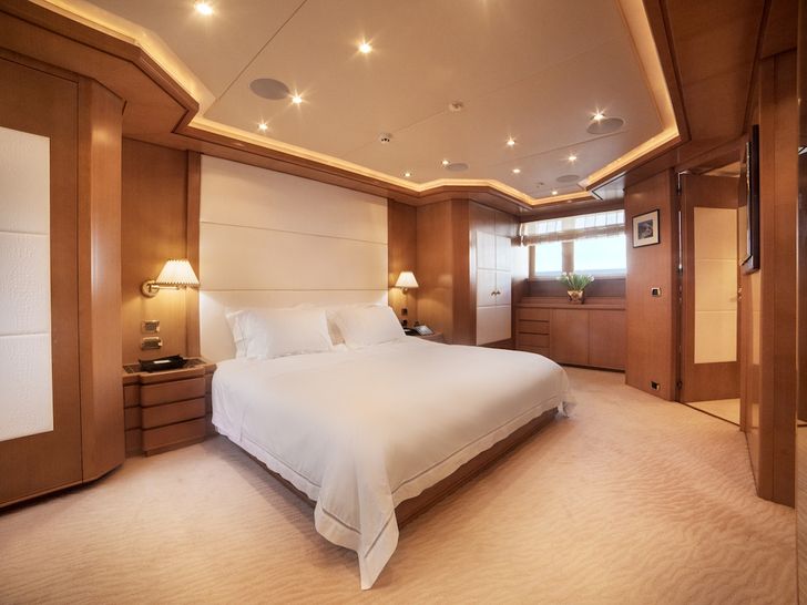 ISA Motor Yacht OASIS Master Suite ISA Motor Yacht OASIS Master Suite