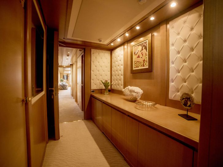 ISA Motor Yacht OASIS Owners Suite ISA Motor Yacht OASIS Owners Suite